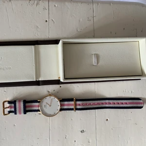 Daniel Wellington klocka  - Väldigt fin och fräsch klocka från Daniel Wellington med gulddetaljer och diamanter. Använd ett fåtal gånger. Alla ”verktyg” till kockan finns i lådan. 