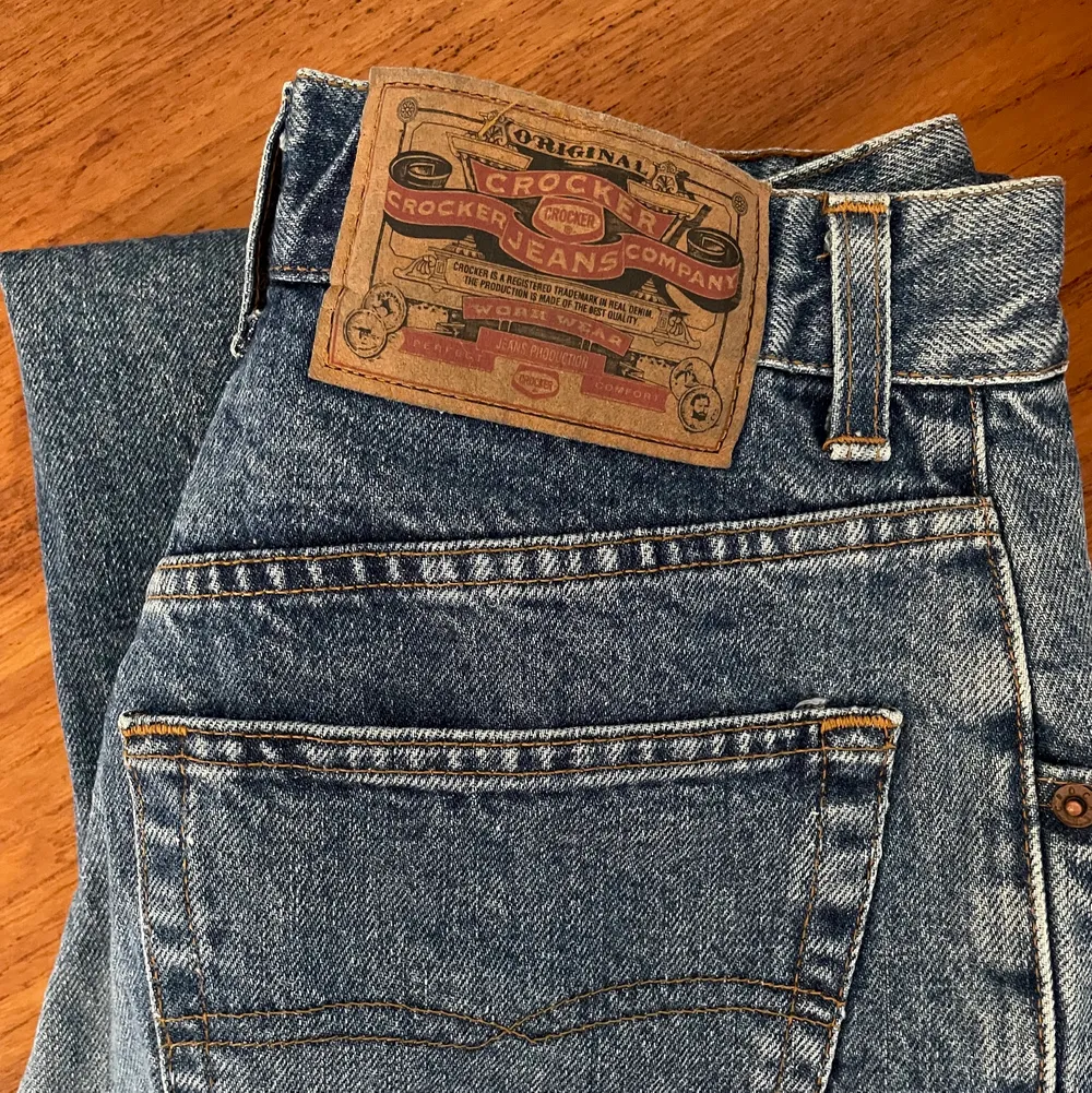 Blåa jeans från crocker som är i nyskick, storlek 28x34, frakt tillkommer . Jeans & Byxor.