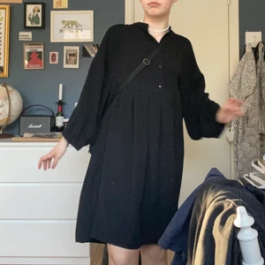 Svart klänning - Svart klänning från Monki, köpt här på plick men inte kommit så mycket till användning pga tycker att den sitter lite för oversized på mig. Den är i strl S men passar abs strl M+ självklart beroende på hur man vill att den ska sitta 🥰 Jag brukar ha min Kånken sling till o chunky tofflor :p