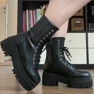 kängor med klack - köpte dessa innan jag fick mina Dr.Martens, eftersom de var liknande. de är veganska<3 nypris var 499kr på H&M och jag har använt dem i 3 månader men de har inga defekter över huvud taget:) pris kan självklart diskuteras :) betalning sker via Swish eller Plick Safepay!!  size: EU36, US4,5, UK5,5 :)