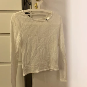 Vit tunn tröja - En vit tunn tröja från hm med öppning bak. Den är väldigt tunn och skön men ganska genomskinlig. Aldrig använd!