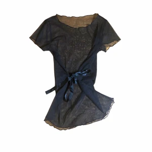 mesh top - mesh top med snörning i midjan. står ingen storlek och jag thriftade den men jag gissar på xs-s💕