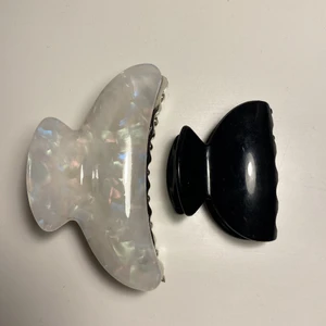 Härklämmor - Säljer mina 2 hårklämmor!❤️Den vita är köpt på Gina Tricot och kostade 109 kr och den svarta är jag osäker på! Köp den vita för 70kr, och den svarta för 50kr eller båda för 90kr!❤️Båda är i bra sick och använda få tal gånger! Kontakta mig om du skulle vara intresserad.