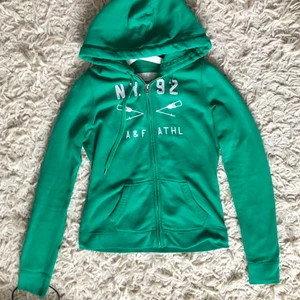 Huvtröja - Grön snygg tröja i bra skick, skriv om du har några frågor eller vill ha fler bilder💕