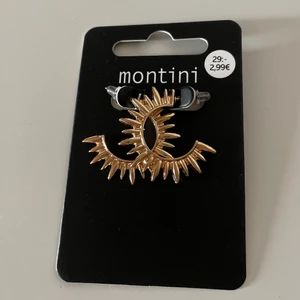 Örhängen - hoops - Super fina guldiga hoops med textur, helt nya, ej testade, köpt för 29kr på ur & penn. Gåva och postbevis ingår alltid, 14kr frakt 