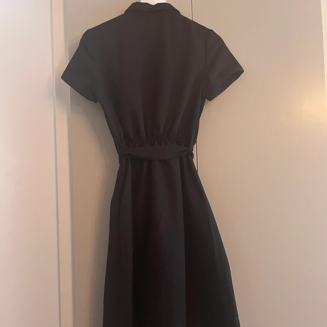 Superfin klänning med knäppning - 90