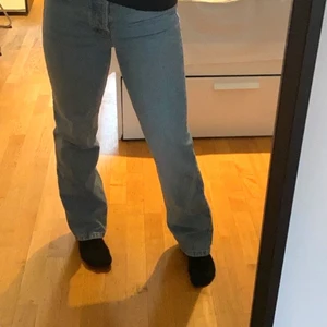 Ljusa raka jeans - Ett par snygga raka jeans från Asos, deras egna märke!! Super sköna, men kommer tyvärr inte till användning. Storlek 28/30. (Är 164cm). Sitter midrise på mig🤍