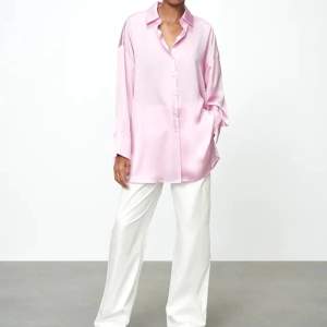 ”Glättad” skjorta/blus från Zara! Använd ett fåtal gånger 🥰 Färgen är mer lik bild 1 