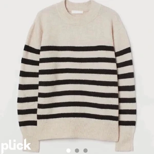 Stickad randig från hm - INTRESSEKOLL denna då den inte kommer till så mycket användning. Bilderna är lånade men tröjan ser exakt likadan ut som på bilderna. Om många blir intresserade kan en budgivning startas!! Köparen står för frakten!!💕💕