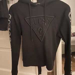 Guess hoodie - Strl xs/ s knappt använd nypris ca 1000kr