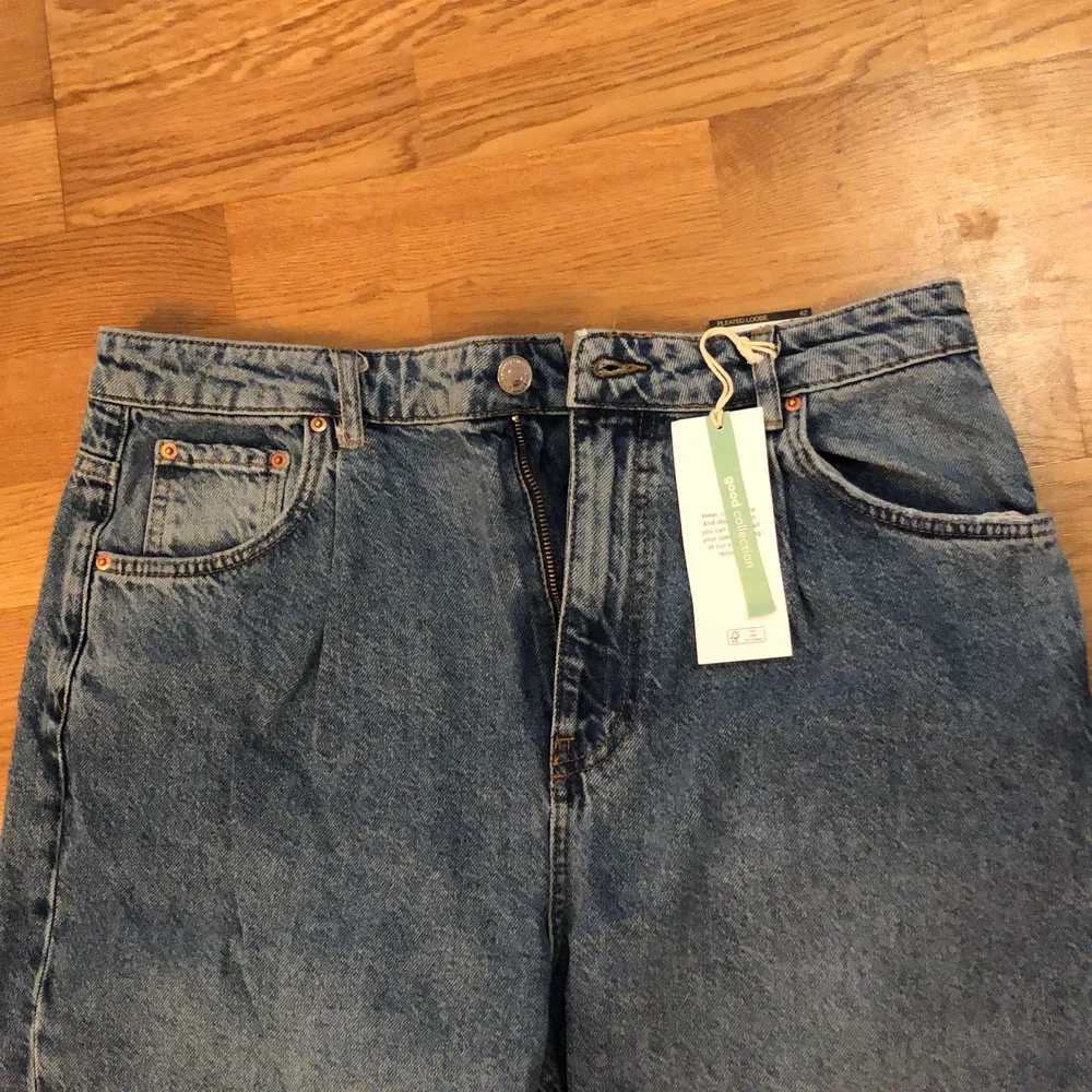 Helt nya jeans från Gina Tricot. Loose fit strl. 42. Nypris 549, aldrig använda . Jeans & Byxor.