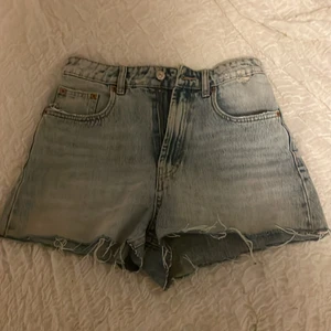 Zara shorts - Zara shorts i storlek 36, fina till sommar☀️ säljer pga för små🌼