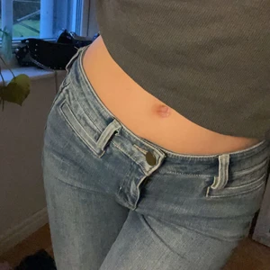 Lågmidjade jeans  - Jättefina lågmidjade bootcut jeans köpta på MQ. Säljer då de inte kommer till användning, i princip oandväda. I storlek 27 (sitter bra på mig som brukar ha 36).