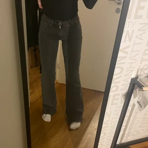 Zara jeans ⚡️ - Säljer dessa sjukt snygga zara jeansen ⚡️ perfekt passform i midrise modell . Mörkgråa 💕