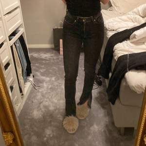 Gråa jeans med en slits nedtill från zara