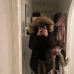 Svart jacka  - Säljer min svarta jacka då jag har en ny. Använd fåtal gånger och är nästintill ny!!💗 Går att dra bort luvan och sätta dit den. Lång och varm💕