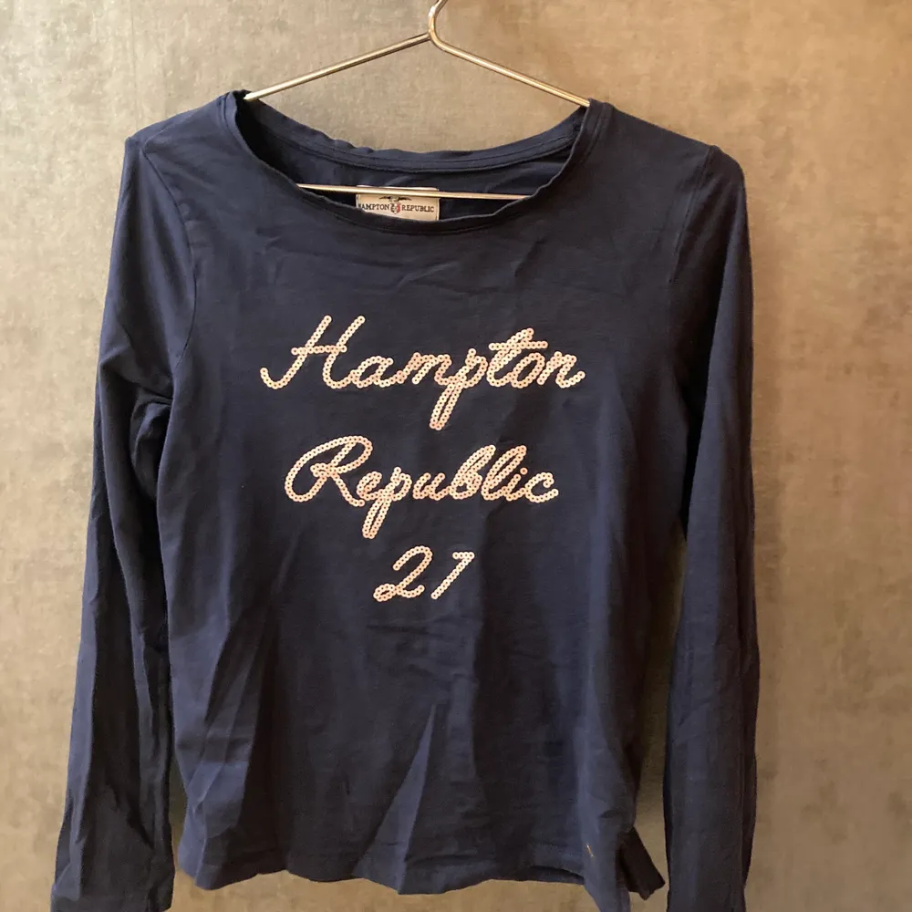 Snygg blå tröja med tryck från Hamton Republic. Tröjor & Koftor.