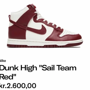 Dunk High ”Sail Team Red” - Säljer mina Dunks High i storlek 39. Dom är äkta och i jättebra skick, knappt creasade. PMa mig för fler bilder :)