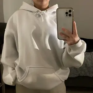 Vit hoodie från bikbok i storlek XS men den är oversized, använt ganska mycket men den är fortfarande fräsch!🤍 (den är lite nopprig men det är inget man lägger märke till)💗