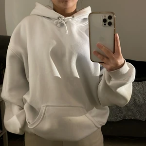 Hoodie - Vit hoodie från bikbok i storlek XS men den är oversized, använt ganska mycket men den är fortfarande fräsch!🤍 (den är lite nopprig men det är inget man lägger märke till)💗
