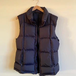 Väst - Säljer denna jättesnygga västen eftersom den ej kommer till användning!💗💗 Jättefint skick förutom att grejen man drar upp dragkedjan med är borta, men den går fortfarande att knäppa och det går säkert att lätt fixa! 