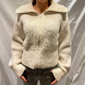 Stickad cardigan  - Säljer denna super fina stickade cardigan från & other stories! Nypris ligger på 800kr, säljer för 400kr. Storlek L, men passar xs-L. Cardiganen ser nopprig ut i ljuset, men är mycket sparsamt använd! Köparen står för frakt💕