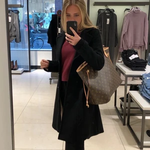 HM kappa - Säljer min favorit svarta kappa från HM då jag köpt en ny. Så snygg passform och kvalitet, jättebra skick!🤗💗 med ett band som ”knyts” eller ”spänns” i midjan