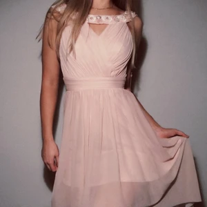 Ny klänning 34- lapparna kvar! - Säljer denna vackra klänning köpt från bubbleroom i storleken 34 (motsvarande XS). Jag säljer den endast eftersom jag köpte fel storlek, klänningen är alltså helt ny och har lapparna kvar!  ✨Vid köp av flera plagg kan du antingen få en rabatt, fri frakt eller ett extra plagg på köpet! Vid intresse, tveka inte att fråga✨  Kolla in mina andra annonser, säljer bl.a Levis, Champion, Victorias Secret, Tommy Hilfiger, Calvin Klein, Adidas, Nike, Puma, Aimn, Gymshark, Brandy Melville, Zara, Hollister, 