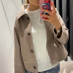 Kappahl Jacka  - Jacka från Kappahl inköpt förra hösten. Slutsåld i butik. Storlek xS. Aldrig använd. Säljes endast vid bra bud. 