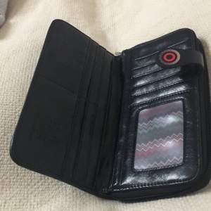 Plånbok med ugglor helt oanvän många fak, kan ha en liten mobil i den. Ugglor på baksidan och framsidan, mycket bra Skick.