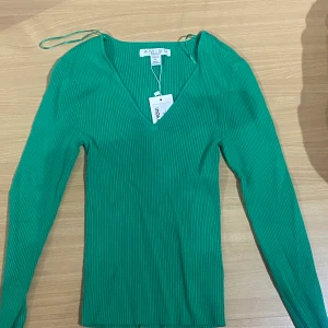 Helt ny  - Tröja aldrig använd gillade it jätte mkt färgen så säljer den 