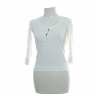 Vit topp - Superfin lite croppad vintage topp från hms gamla märke hennes. Har superfina färgglada pärldetaljer du kan se på andra bilden!