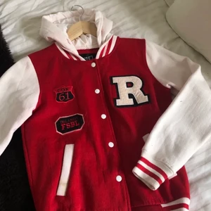 Collegetröja  - Säljer denna tröja/kofta