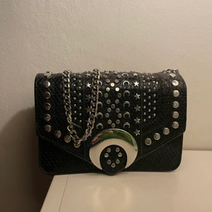 Väska från Zara - Helt ny jättesnygg väska från Zara. Säljer då den tyvärr aldrig kommit till användning! 💕❤️