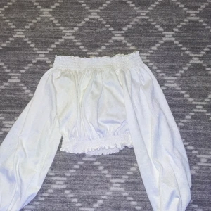 En kort långarmade  till sommaren  - En vit sommrig tröja/ långarmade jätte fin säljer den för 20kr.Skriv i dm om ni är intresserad ❤️