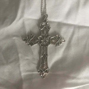 Jättefint korshalsaband!! - Så fint och unikt korshalsband, kedjan ingår i priset och frakten är 12kr. Jättebra skick.