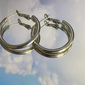 Örhängen loops - Söta loop earrings! Diametern är 3 cm! Köparen står för frakt