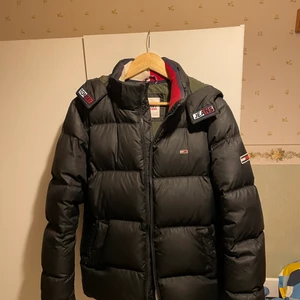 Tommy jacka - Tommy jacka storlek M inköpspris 2300kr kvitto fins kan fraktats (66kr) tar även byte och kan gå ner i pris
