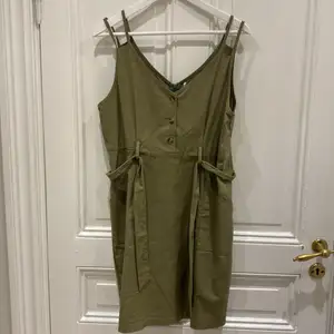 Jätteskön grön klänning köpt utomlands. Använd men i mycket bra skick. Passar flera storlekar. Kan även posta