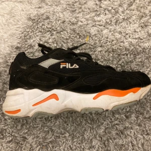 Fila skor - Skorna är i storlek 35 men är lite små i storleken och passar även dom som har st 34/34,5. Skorna är i ganska bra skick.