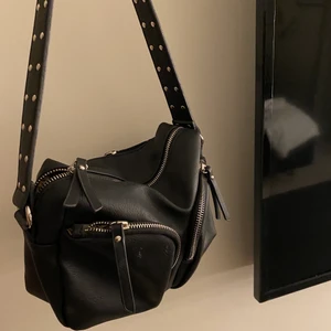 Väska  - Säljer nu min fina väska, man får plats med allt i den😍 den har nitar på väskbandet vilket är sjukt snyggt 💕🥰