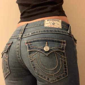 Säljer dessa superfina true religion jeans då de tyvärr blivit för små🥲 jättebra skick🥰 lowwaist och bootcut, perfekt långa på mig som är 172!