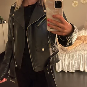 Skinnjacka  - En fin skinnjacka från zara i storlek S. Aldrig använd då jag har två nästan identiska skinnjackor den ligger också ute här på mitt konto! Båda två är i väldigt bra skick 💕💘(bläddra ner lite för att hitta den andra skinnjackan) 😗