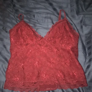 Röd linne - I storlek S från bik bok