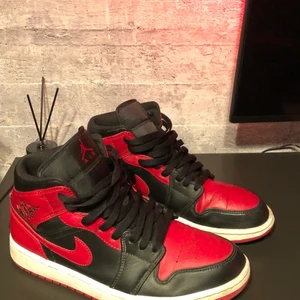 Jordan 1 banned mid - Säljer nu mina jordans då dom är försmå. Skorna är väl använda men i bra skick, köpta på stockx för ca 2200kr. Hämtas eller fraktas men vid frakt står köpare för frakten!! Strl 43