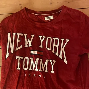 TOMMY HILLFIGER T SHIRT - Nyskick och inprincip oanvänd! Storlek XS (passar även S). nypris: 400kr, köpt på design only. Mötes upp i Göteborg eller så står du för frakten.