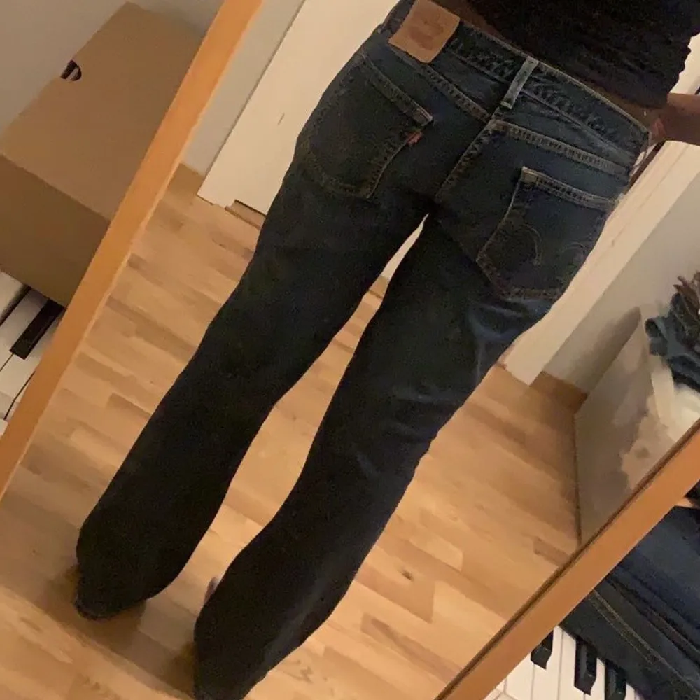 Snygga blåa lågmidjande bootcut jeans från Levis i storlek W31 L32!!! Köpta från Relow (Jag är 170cm) Fråga för mer info :) (Är inte helt säker om jag säljer det💞). Jeans & Byxor.