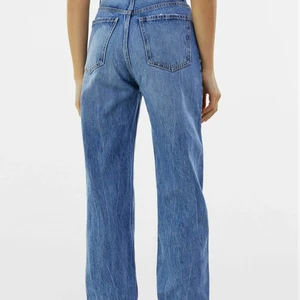 Berhska straight leg jeans, st.34 - Byxorna i st.34 är utsålda i webbsidan, passar även en st.36. Bara användit dessa 1 gång.  359kr men säljer för 299kr. Inkl. Frakt