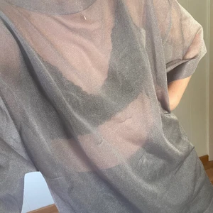 Glittrig oversize t-shirt - Silvrig glittrig t-shirts i oversize modell, från Zara storlek M✨