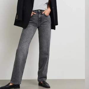 Säljer dessa fina gråa jeans från Gina tricot men som är köpta från en annan användare här på plick, säljs pågrund av att de var alldeles för stora på mig. Storleken är 34 men skulle mer säga att det är 36! Frakt: 66kr (köparen står för frakten) Skriv för fler bilder!💗